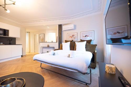 巴黎Luxury apartments in Paris Center的卧室配有一张白色大床和一张书桌