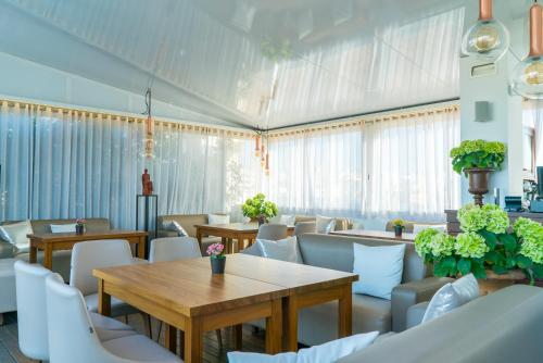 马略卡岛帕尔马阿尔姆戴纳酒店的用餐室配有桌子和白色椅子