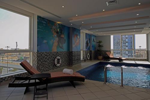 利雅德利雅得瑞士国际皇家酒店的一间位于大楼内的客房,设有游泳池