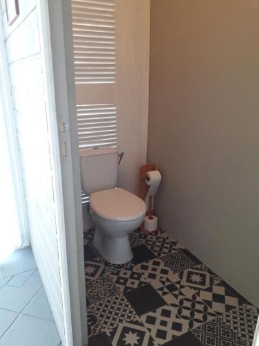 勒唐蓬Ti Bamboo的一间带卫生间的浴室,铺有黑白地板。