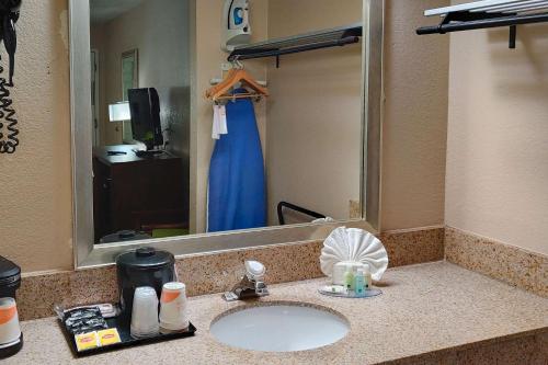 弗拉格斯塔夫Quality Inn Flagstaff East I-40的浴室的柜台设有水槽和镜子