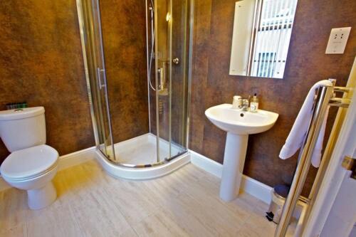 斯特罗姆内斯The Royal Hotel的带淋浴、卫生间和盥洗盆的浴室