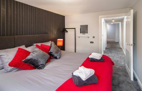 布莱克浦New Luxury Apt 1 Free Parking Special Deals的卧室配有带红色枕头的大型白色床