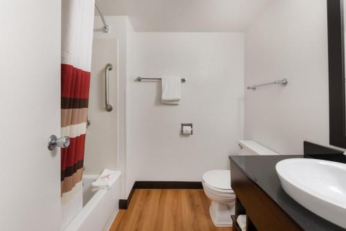 哥伦布Red Roof Inn PLUS+ Columbus - Worthington的浴室配有白色卫生间和盥洗盆。