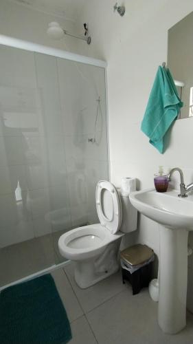 伯迪亚哥Bertioga litoral的浴室配有白色卫生间和盥洗盆。