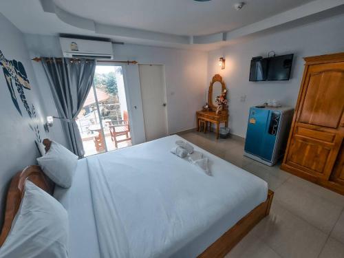 春蓬欧元精品酒店的卧室设有一张白色大床和一扇窗户。