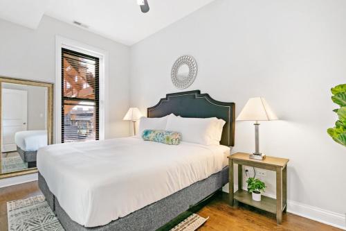 芝加哥3BR Perfect Getaway Chicago Apartment - Newport 2的白色的卧室设有一张大床和一个窗户