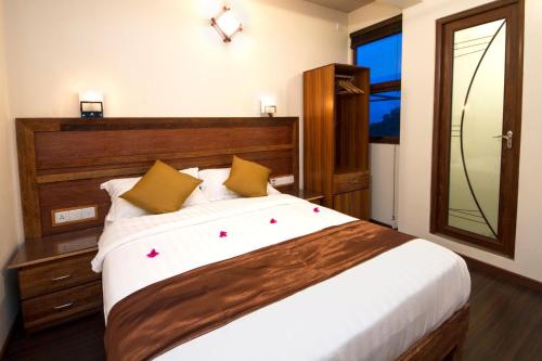 古莉Tropic Tree Maldives的一间卧室配有一张大床和镜子