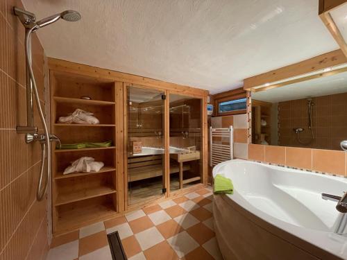 上哈茨山区舒伦贝格Sporthotel Schulenberg的一间带大浴缸和淋浴的浴室