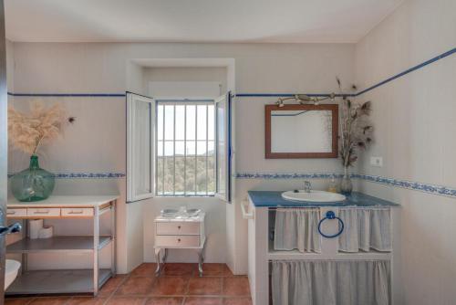 阿尔奇多纳5 bedrooms villa with private pool enclosed garden and wifi at Archidona的一间带水槽和镜子的浴室