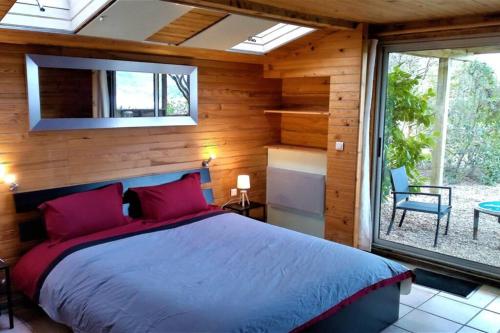 LiaussonStudio 32m2 - dans propriété avec vue imprenable sur le Lac du Salagou的一间卧室设有一张床和一个大窗户