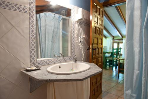 罗夫莱迪略德加塔One bedroom apartement with balcony and wifi at Robledillo de Gata的一间带水槽和镜子的浴室