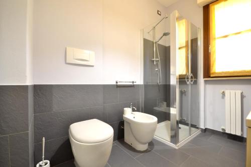 韦尔切利One bedroom appartement with furnished balcony and wifi at Vercelli的一间带卫生间和玻璃淋浴间的浴室