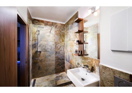 高塔特拉山阿帕特曼尼达塔拉维斯考威科酒店的一间带水槽和淋浴的浴室