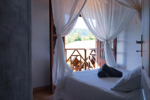 莱特鲁瓦西莱Domaine du Château的一间卧室设有一张床,享有阳台的景色