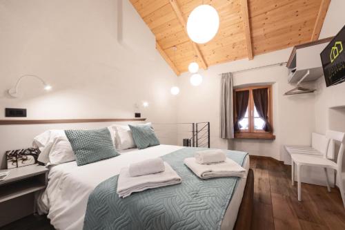 奥斯塔Aosta Centre Apartments - Martinet 17的一间卧室配有一张大床和毛巾