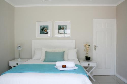 东伦敦Summit Place的一间卧室配有一张白色的床和蓝色的毯子
