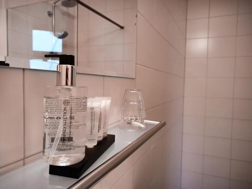 乔尔Hotel Anne-Klare的浴室内架子上摆放着一瓶肥皂
