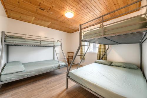 WeathercoteOld School House -Yorkshire Dales National Park的配有木天花板的客房内的两张双层床