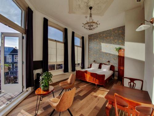 乔尔Hotel Anne-Klare的卧室配有一张床和一张桌子及椅子
