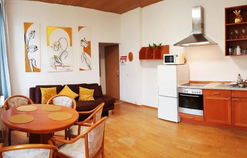 杜伊斯堡ELENA flat Tulpe Duisburg Zentrum的厨房以及带桌子和沙发的客厅。