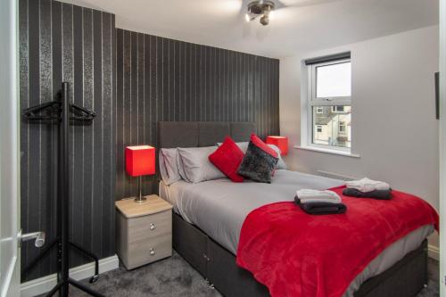 布莱克浦New Luxury Seaview Apt3 Free Parking Special Deal的一间卧室配有一张带红色毯子的大床