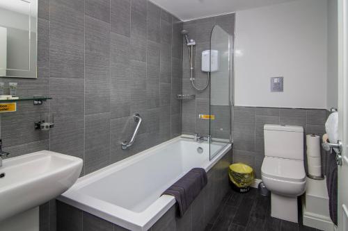 布莱克浦New Luxury Seaview Apt3 Free Parking Special Deal的带浴缸、卫生间和盥洗盆的浴室
