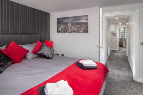 布莱克浦New Luxury Seaview Apt2 Free Parking Special Deal的一间卧室配有红色和白色枕头的床