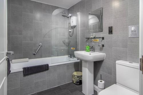 布莱克浦New Luxury Seaview Apt2 Free Parking Special Deal的一间带水槽、淋浴和卫生间的浴室
