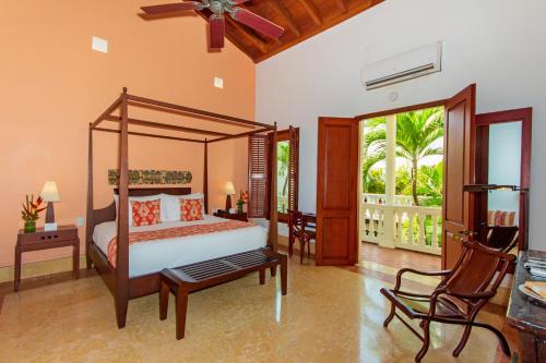 卡塔赫纳夸居佛里奥酒店的一间卧室设有一张天蓬床和一个阳台