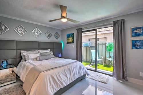 希尔顿黑德岛Coastal Resort Beach Villa - Short Walk to Shore!的一间卧室配有一张床和吊扇