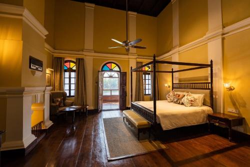 库玛拉孔Taj Kumarakom Resort and Spa Kerala的一间卧室配有一张床和吊扇