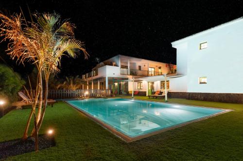 拉哈雷斯Surfescape Fuerteventura的夜间带游泳池的别墅
