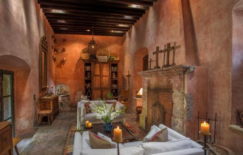 圣米格尔-德阿连德Hacienda Las Amantes的客厅设有壁炉和白色沙发。