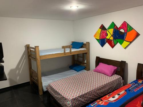 科韦尼亚斯Apartamento en Coveñas cómodo y acogedor的一间卧室设有两张双层床,墙上挂有玩具车。