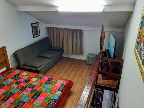 乌巴图巴Casa De Praia Maranduba的客厅配有床和沙发