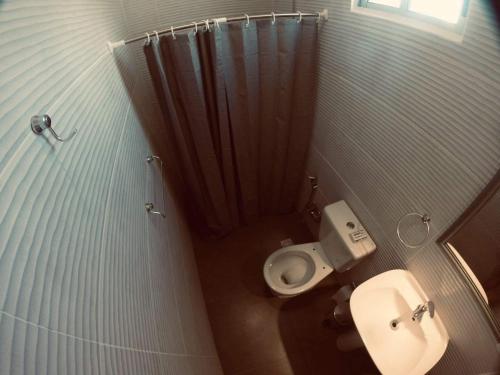 马尔多纳多Luxy的一间带卫生间和淋浴帘的浴室