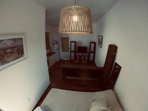 马尔多纳多Luxy的一间带吊灯的客厅和一间带沙发的房间