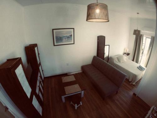 马尔多纳多Luxy的客厅配有沙发和1张床