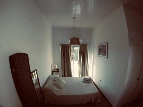 马尔多纳多Luxy的卧室在窗户前配有一张床