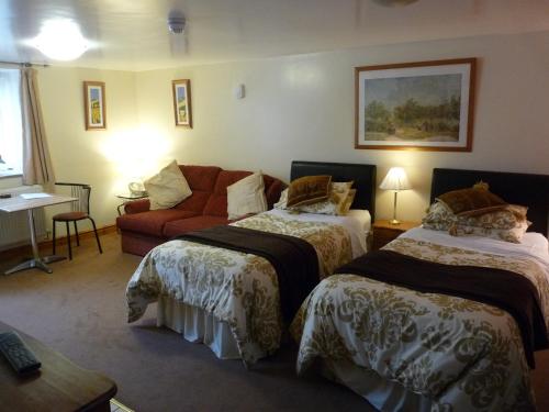 弗林特欧肯霍特农场住宿加早餐旅馆的酒店客房,设有两张床和一张沙发