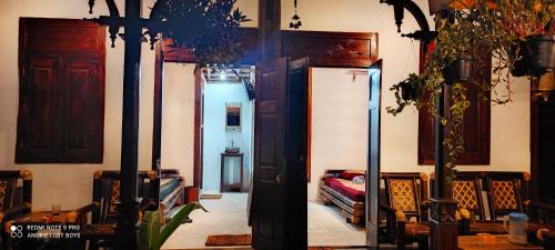 日惹Omah Kampong的一间设有一扇开门的房间,里面设有一张床