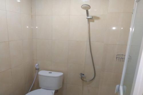 帕卢Nietsa Guest House Syariah Palu Mitra RedDoorz的带淋浴、卫生间和淋浴的浴室