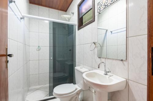 阿布拉奥Hospedagem Cantinho Da Vitoria的浴室配有卫生间、盥洗盆和淋浴。