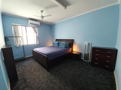 悉尼Bondi Beach Backpackers的一间卧室配有一张床、一个梳妆台和一扇窗户。