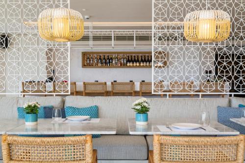 克里斯阿穆迪亚Vathi Cove Luxury Resort & Spa的一间带桌椅的用餐室