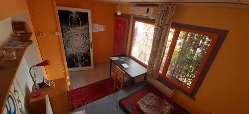 伊兹密尔香缇鸿旅舍的客房享有高空的景致,配有书桌和窗户。