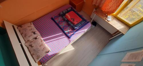 伊兹密尔香缇鸿旅舍的卧室享有上方的景致,配有双层床