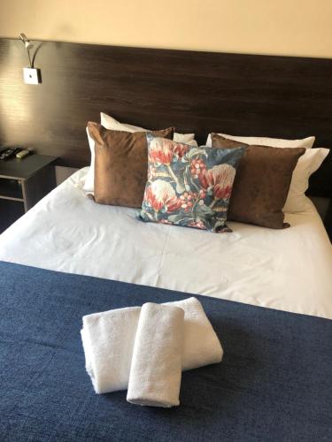比勒陀利亚314克拉克旅馆的一张带两张白色毛巾的床