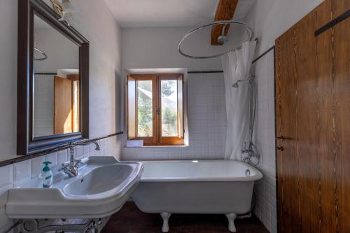 MonteciccardoMulino dei Camini的带浴缸、水槽和浴缸的浴室